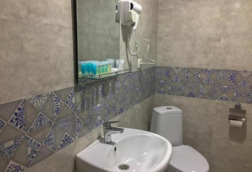 اتاق خانوادگی, Guest House Maradona