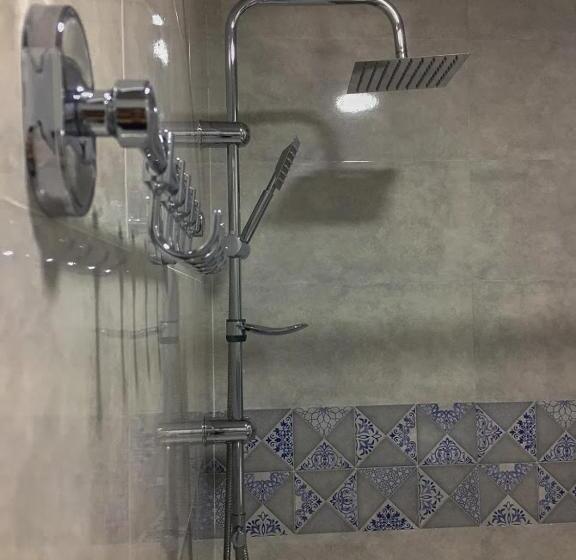 اتاق خانوادگی, Guest House Maradona