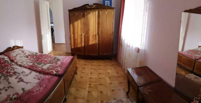 غرفة ديلوكس, Qyavar House