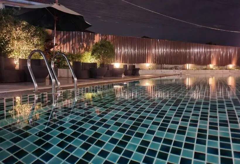 プールの見えるスーペリアルーム, Retreat Resort Pattaya