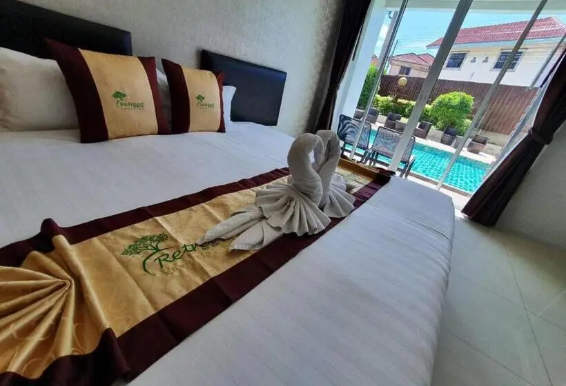 プールの見えるスーペリアルーム, Retreat Resort Pattaya