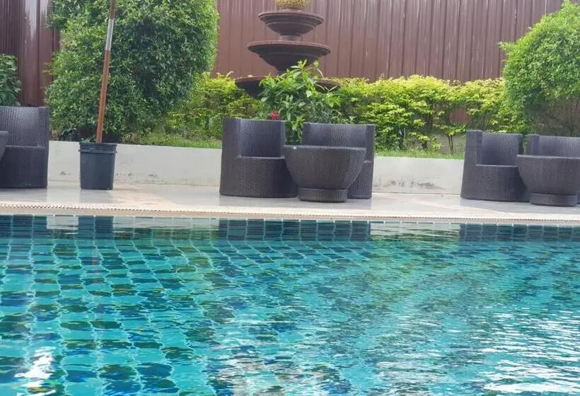 プールの見えるスタンダードトリプルルーム, Retreat Resort Pattaya