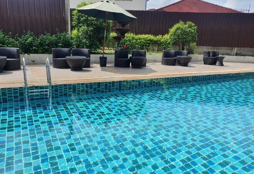 Трехместный Номер Стандарт Вид на Бассейн, Retreat Resort Pattaya