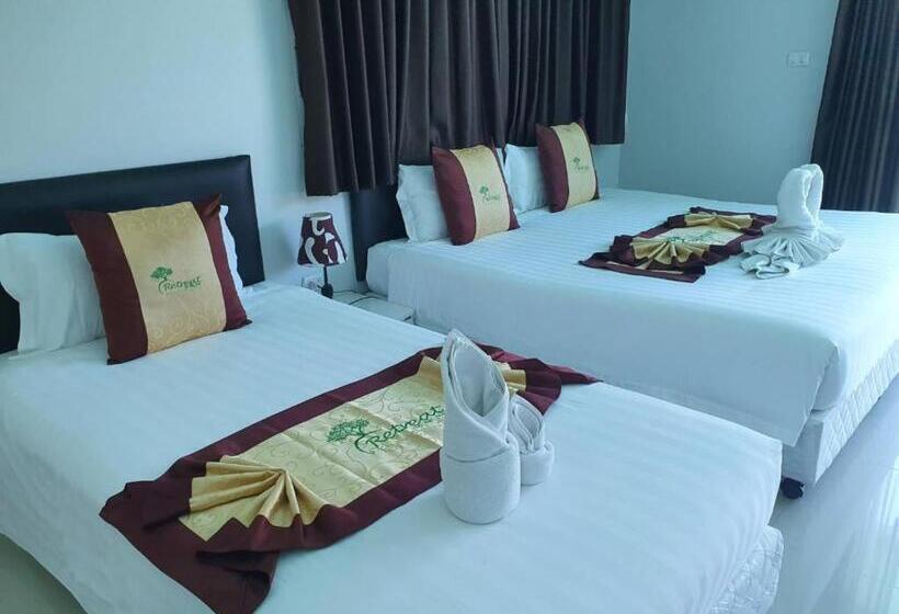 스탠다드 트리플 룸 풀장 전망, Retreat Resort Pattaya