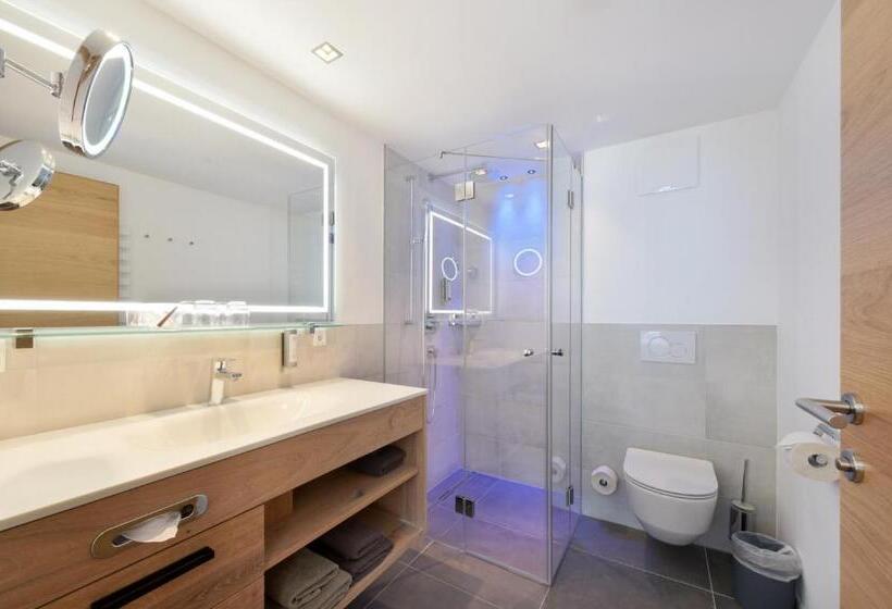 آپارتمان خانوادگی, Mountain Hotel Luis