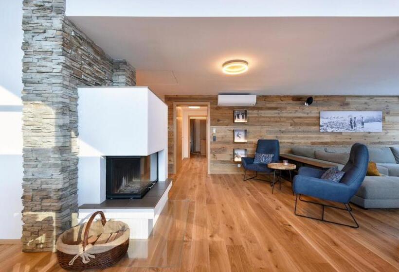 آپارتمان خانوادگی, Mountain Hotel Luis