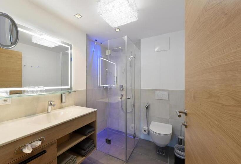 آپارتمان خانوادگی, Mountain Hotel Luis