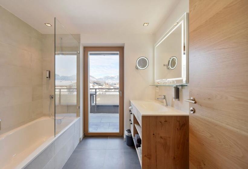 آپارتمان خانوادگی, Mountain Hotel Luis