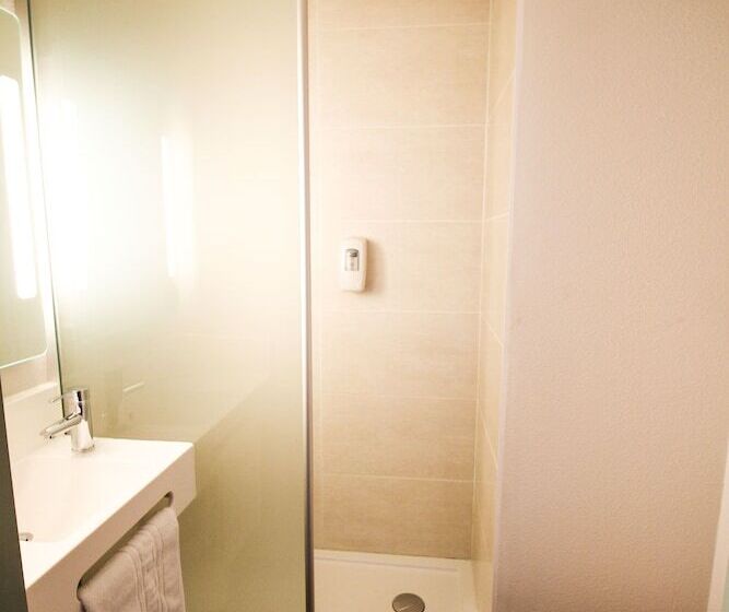 חדר סטנדרט לארבעה, B&b Hotel Montélimar Sud