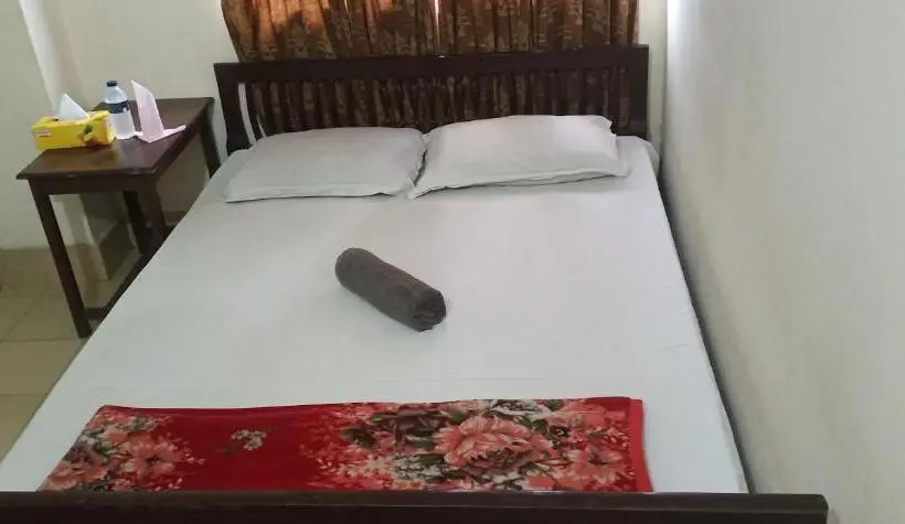 اتاق لوکس خانوادگی, As Shams International