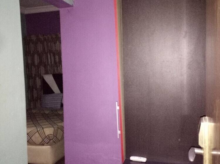 اتاق اکونومی, Pulville Boulevard