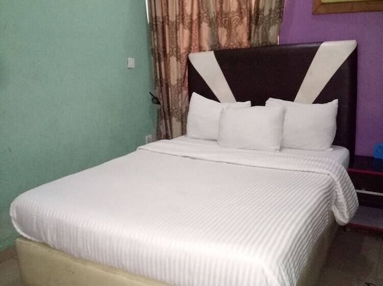 اتاق اکونومی, Pulville Boulevard