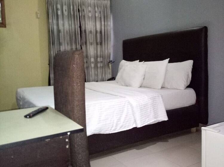 اتاق لوکس, Pulville Boulevard