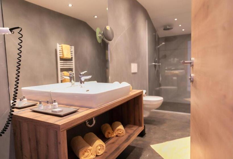 Suite with lake view, Weisses Lamm