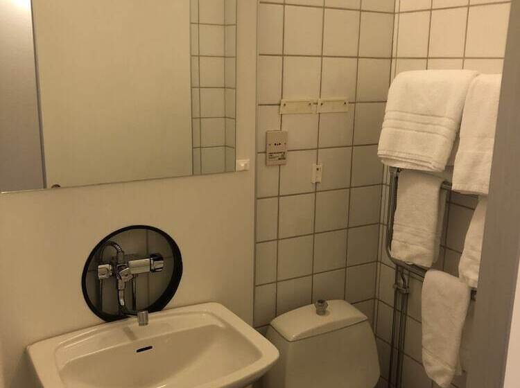 经济房, Ewa & Maude Hotel Aston Villa