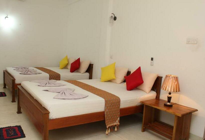 اتاق لوکس سه تخته, Sigiriya Summer Resort