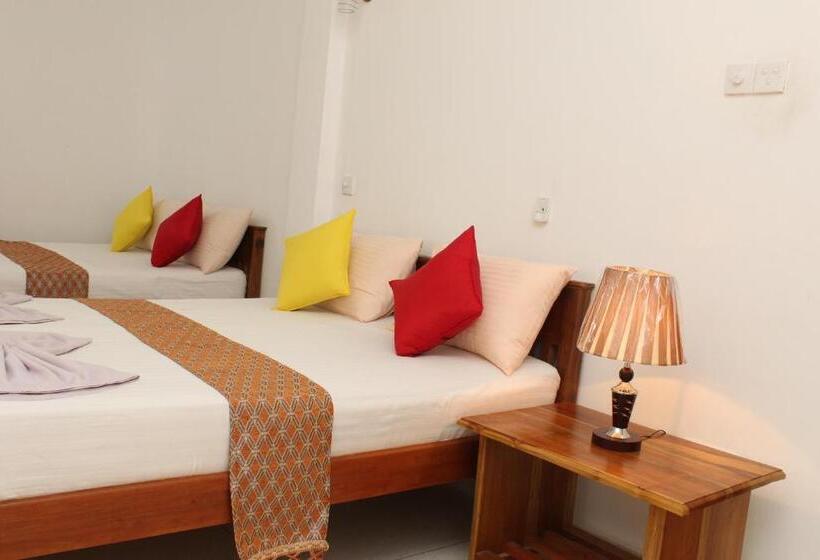 اتاق لوکس سه تخته, Sigiriya Summer Resort