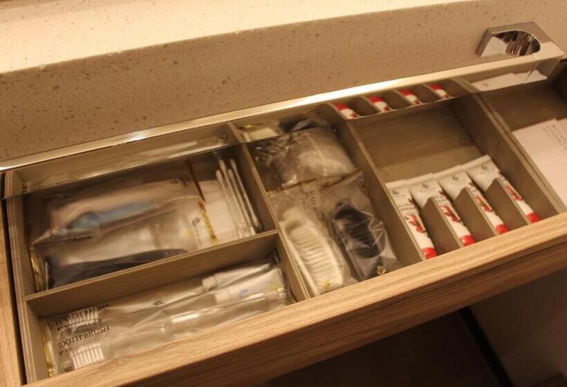 غرفة قياسية ثلاثية, The Blossom Hibiya