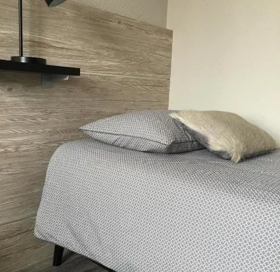 Standard Single Room, Café Tivoli