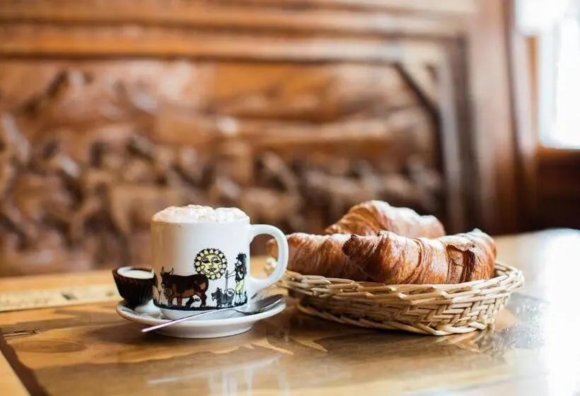 Standard Single Room, Café Tivoli
