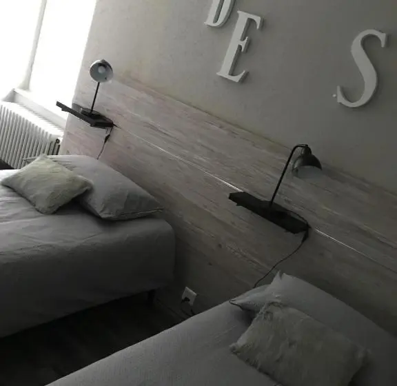 Standard Room, Café Tivoli