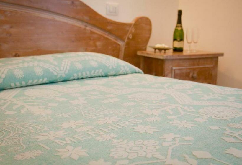 חדר סטנדרט, I Menhirs