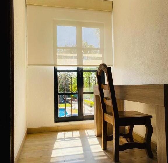 غرفة قياسية, La Mansión