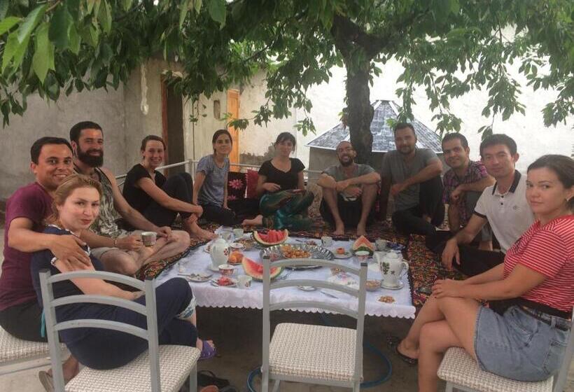 تختخواب در اتاق مشترک, Salom Hostel