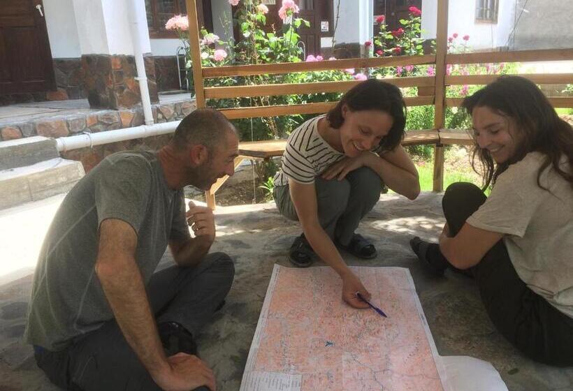 تختخواب در اتاق مشترک, Salom Hostel