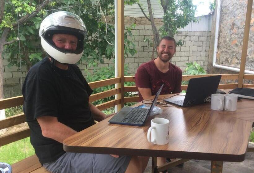 تختخواب در اتاق مشترک, Salom Hostel