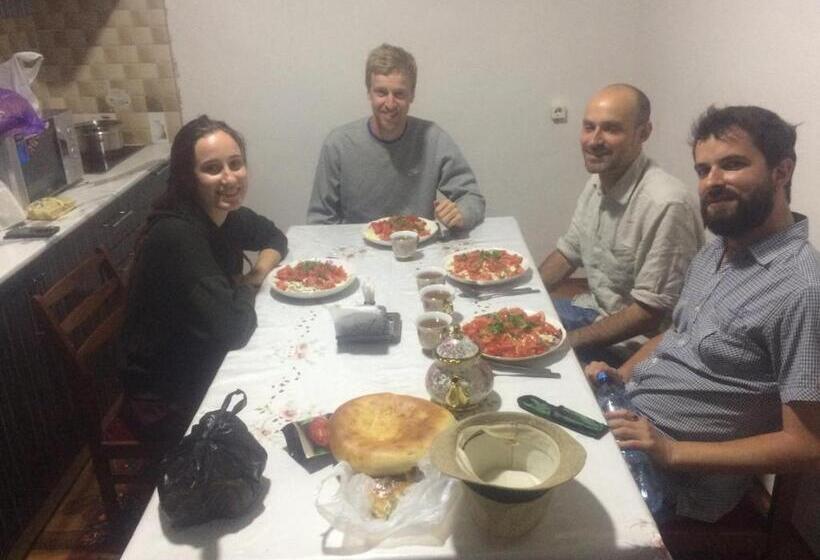 تختخواب در اتاق مشترک, Salom Hostel