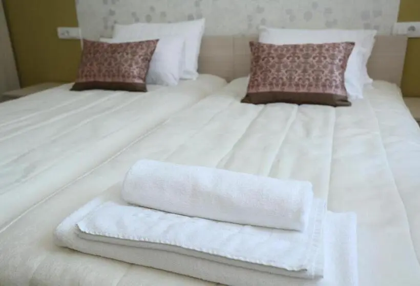 اتاق استاندارد سه نفره, Konačište Grad B&b