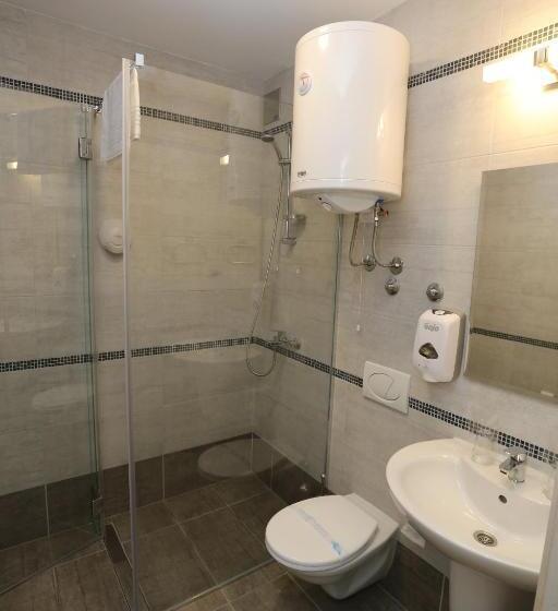 اتاق استاندارد سه نفره, Konačište Grad B&b