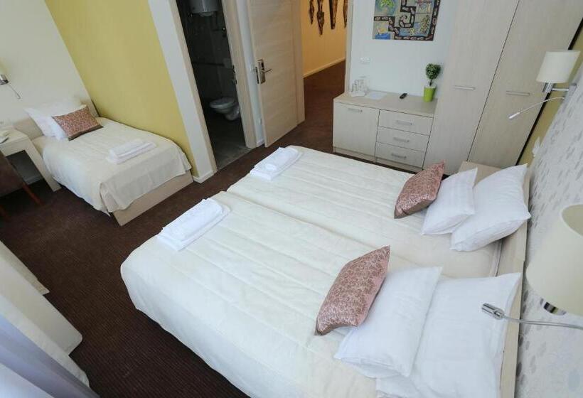 اتاق استاندارد سه نفره, Konačište Grad B&b