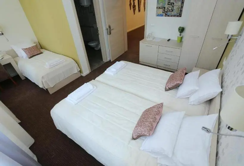 اتاق استاندارد سه نفره, Konačište Grad B&b