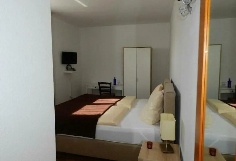 エコノミールーム, La Chacra Pension