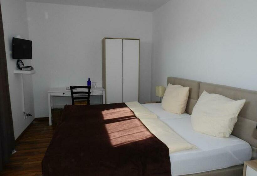 エコノミールーム, La Chacra Pension