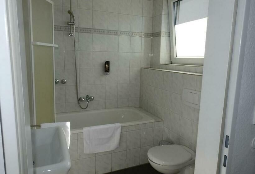 エコノミールーム, La Chacra Pension