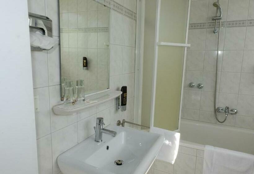 エコノミールーム, La Chacra Pension