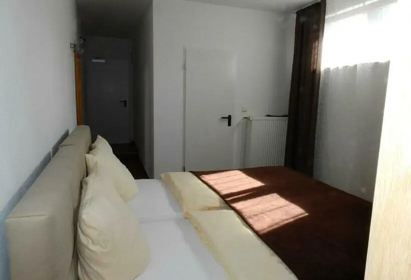 エコノミールーム, La Chacra Pension