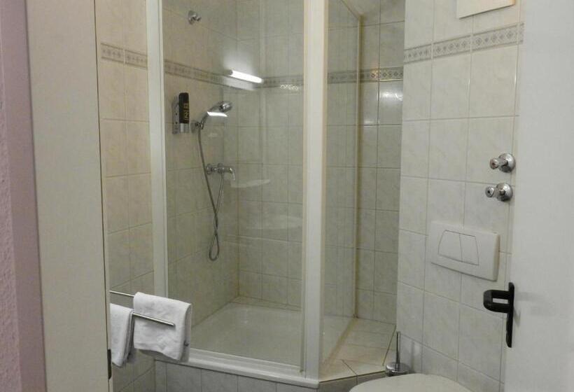 エコノミールーム, La Chacra Pension