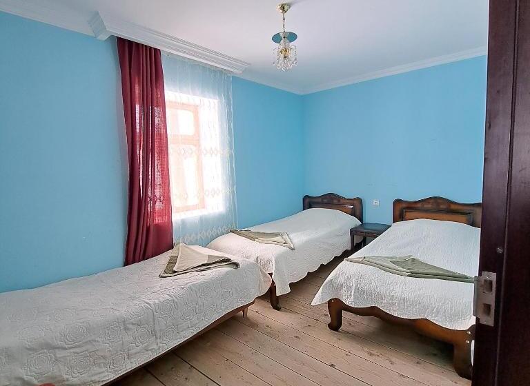 اتاق استاندارد سه تخته با سرویس بهداشتی مشترک, Chvibiani Guesthouse & Bar