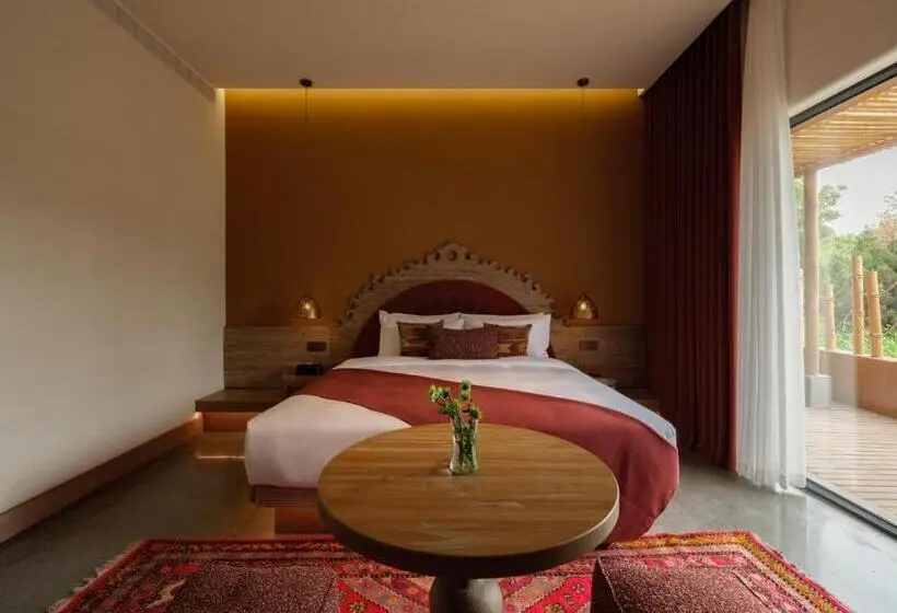 سوییت با چشم‌انداز باغ, Turpan Rizamat Manor