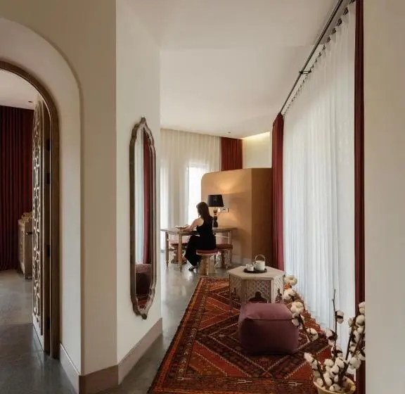 سوییت با چشم‌انداز باغ, Turpan Rizamat Manor