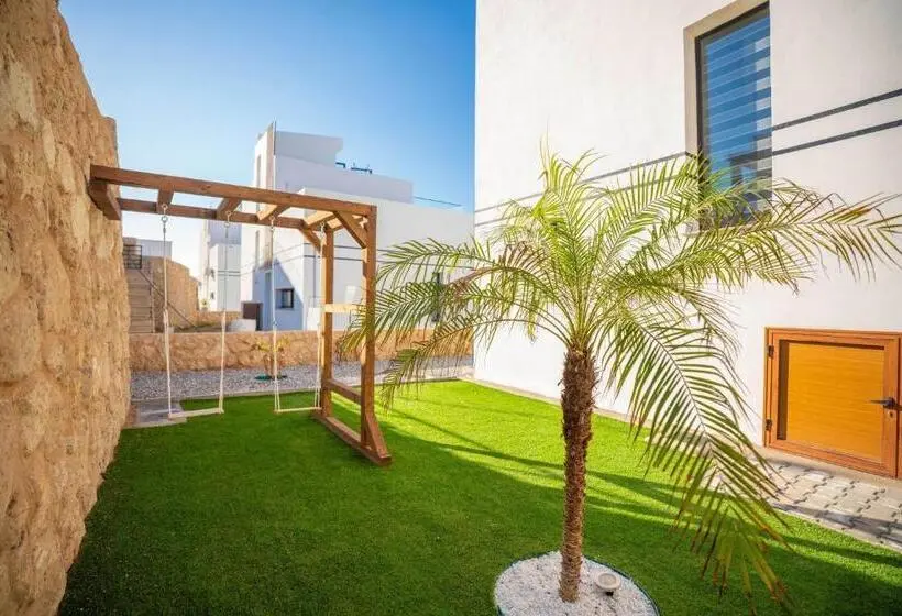 Villa 3 Makuuhuonetta, Blue Sunset Esentepe Mup