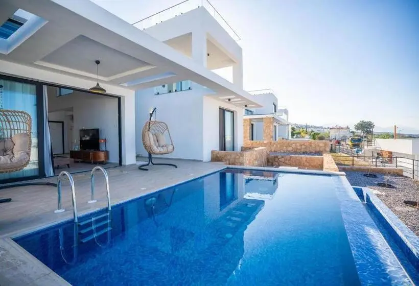 Villa 3 Makuuhuonetta, Blue Sunset Esentepe Mup