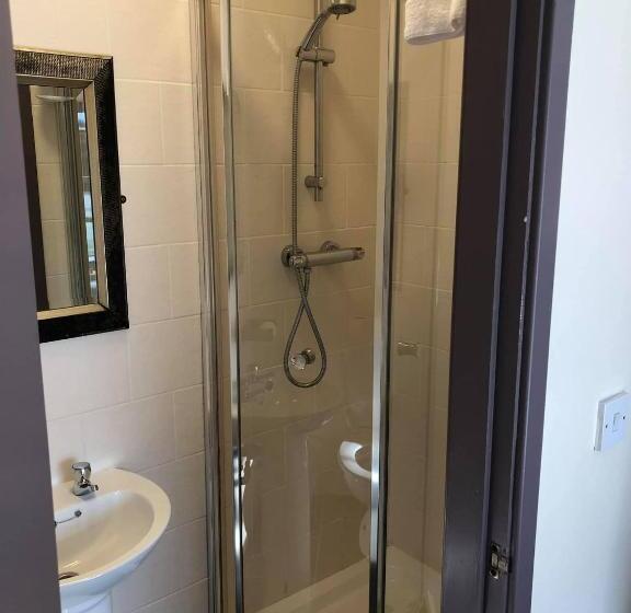 חדר סטנדרט לשלושה, Minworth Lodge