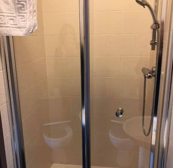 חדר סטנדרט לשלושה, Minworth Lodge