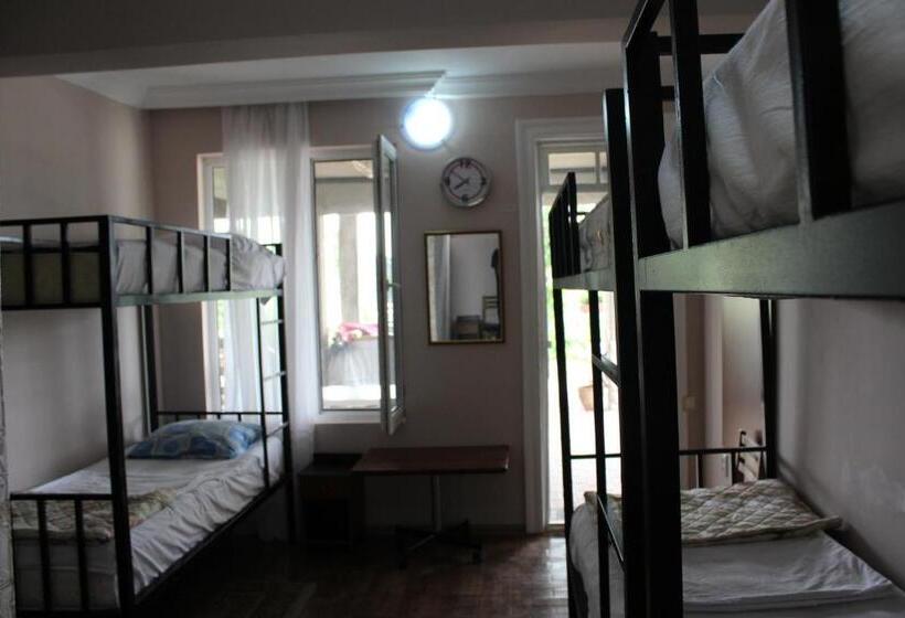 تختخواب در اتاق مشترک, Tj Guest House