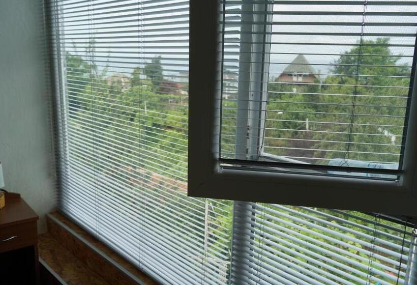 اتاق استاندارد چهار تخته, Tj Guest House